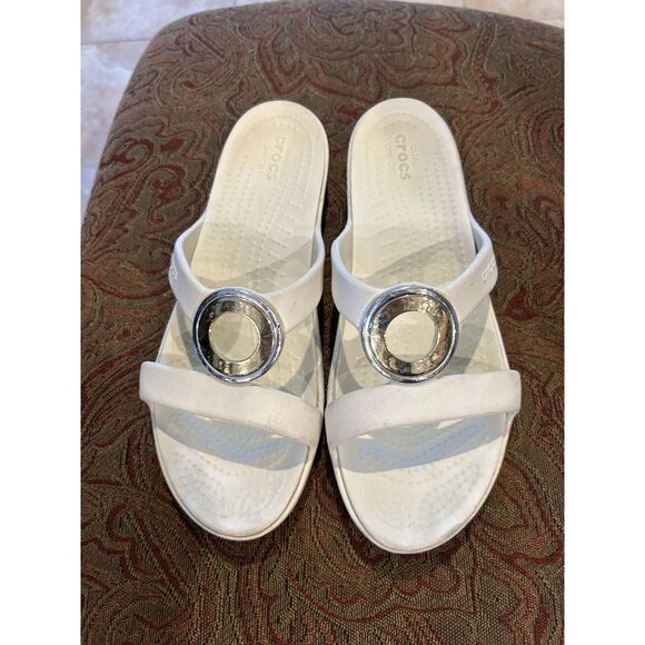 Rare WHITE Crocs Sanrah Beveled Silver/Gold Circle Slide Sandal - SZ 9 - Picture 1 of 5